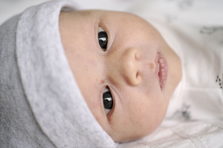 newbornfotograaf babyfotograaf Utrecht: baby met open ogen