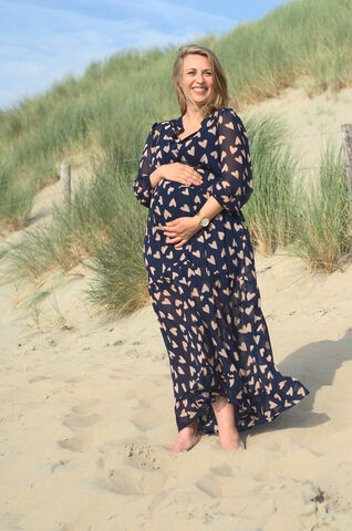 zwangerschapsfoto: zwangere vrouw op het strand